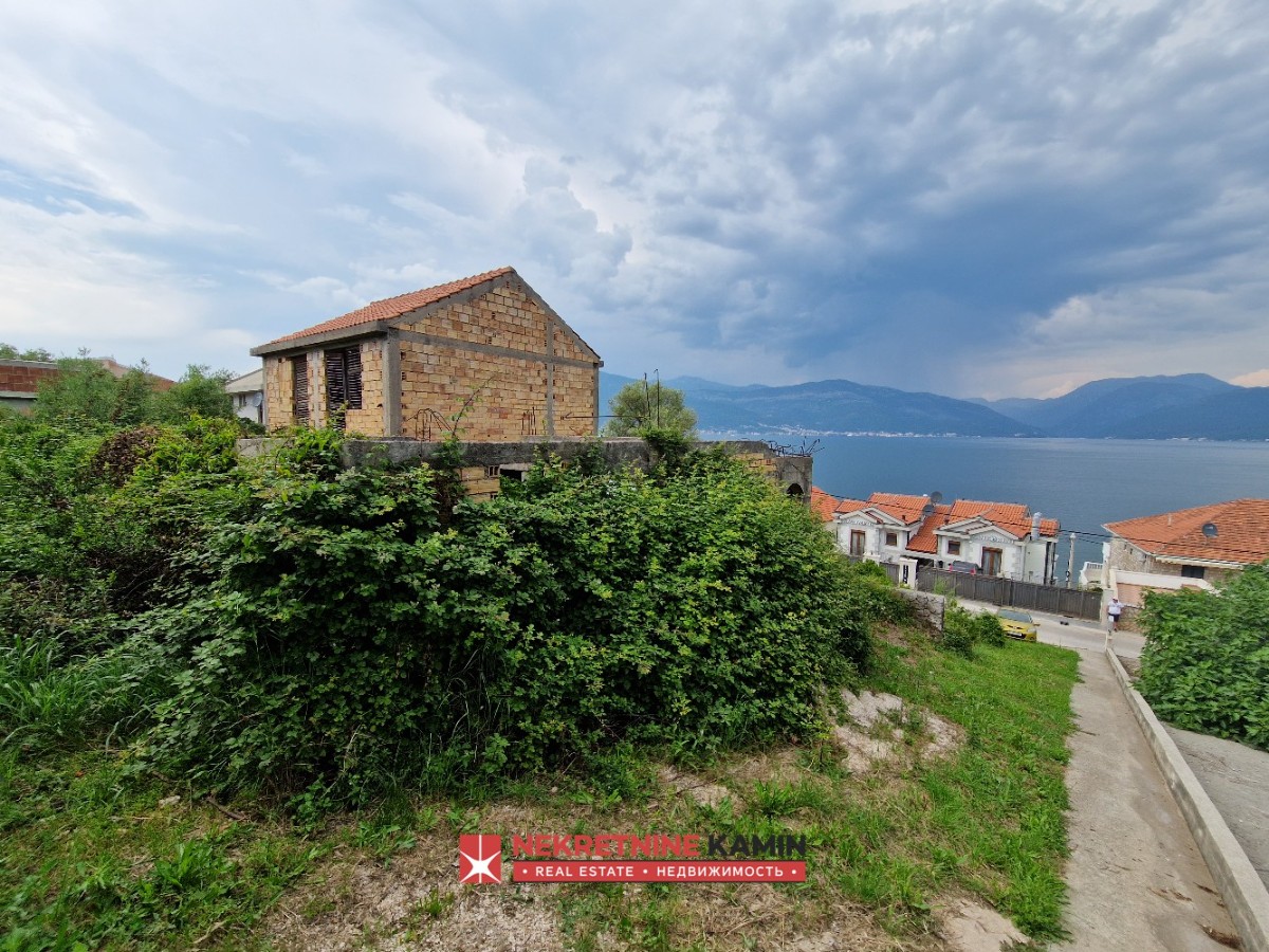 Urbanizovan plac sa otvorenim pogledom na more, Tivat, Krašići
